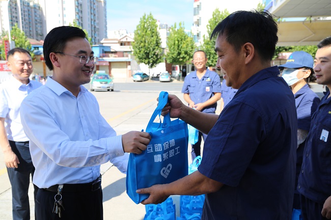 安全為本  情系職工——高溫季，安慶港華為職工撐起“遮陽傘”